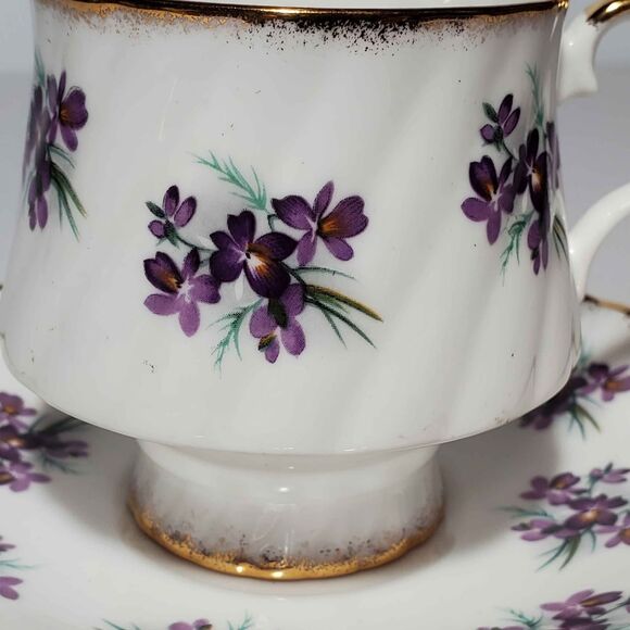 Elizabethan Teacup and Saucer Purple Violets Vintage - Picture 3 of 9